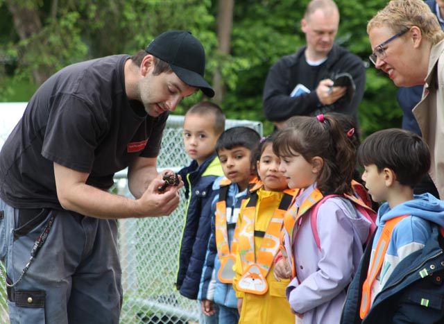 Einmal einen Krebs aus der Nähe betrachten. Foto: Sonja Fasler