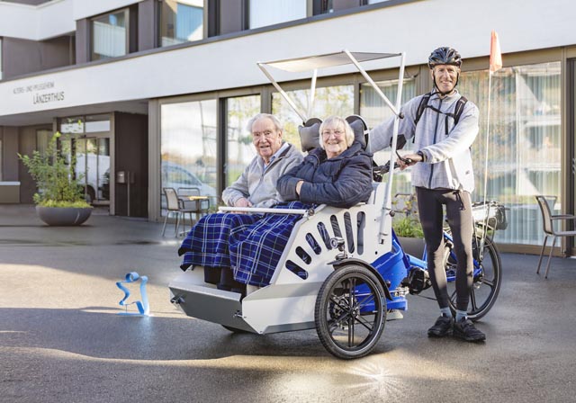 Velo-Rikscha beim Alters- und Pflegeheim Länzerthus in Rupperswil. Foto: Claudio Heller, Blueheart/Stiftung Lebensraum Aargau