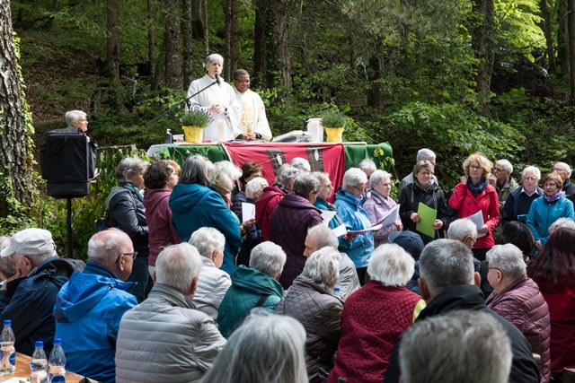  Gottesdienst auf dem Cheisacher mit Pfarreiseelsorgerin Babara Metzner und Pater Solomon Obasi. Vor dem Altar die Chöre von Gansingen und Mettau. Foto: Edwin Rüede