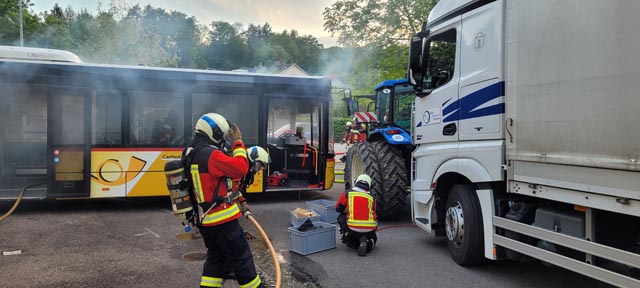 Inszenierte Kollision eines Postautos, eines Traktors und eines mit Gas beladenen Lastkraftwagens unweit der Haltestelle Zuzgen. Foto: zVg
