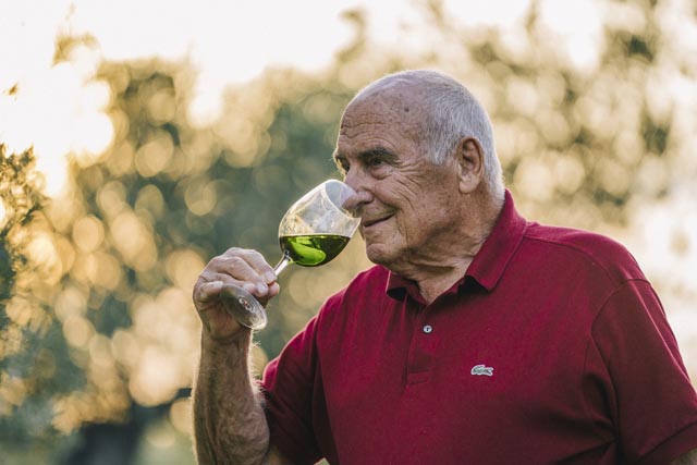 Roland Zanotelli beim degustieren. Foto: zVg