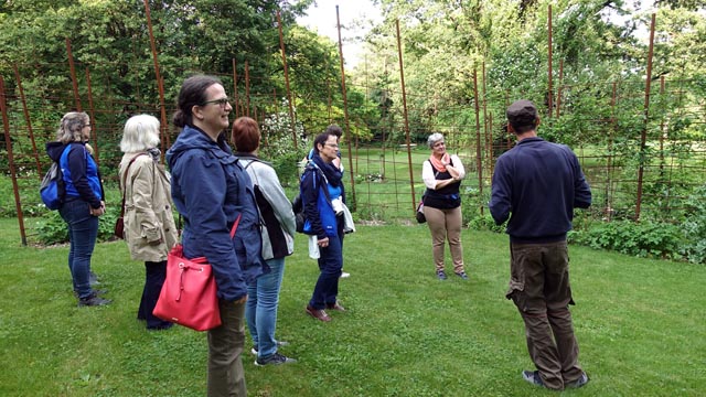 Während dem Rundgang im Merian Garten. Foto: zVg