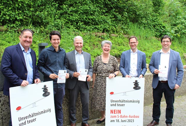 Von links: Mario Gratwohl (Grossrat SVP), Tim Voser (Präsident Jungfreisinnige Aargau), Michael Wetzel (Grossrat Die Mitte), Gertrud Häseli (Grossrätin Grüne), Silvan Hilfiker (Grossrat und Fraktionspräsident FDP), Stefan Huwyler (Grossrat FDP). Foto: zVg