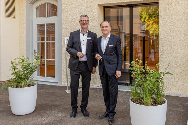 Hoteldirektor Martin Sonderegger (links) und Klinikdirektor Dr. Hanspeter Flury mit den Schlüsseln zum neuen Schützen. Foto: Markus Raub