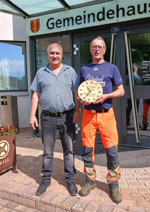 Gemeindeammann Stefan Grunder bedankt sich bei Urs Zeugin. Foto: zVg