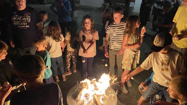  Nach dem gemeinsamen Abendgebet konnten Kinder in Möriken sogar in der Kirche übernachten. Foto: zVg