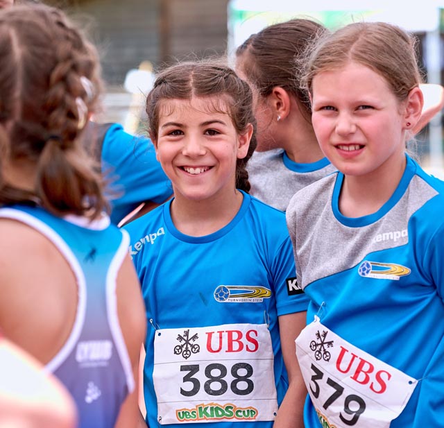 Den beiden Steinerinnen Fiona Schmid (Bronze) und Rahel Rudolf (8. Rang) ist der Wettkampf offensichtlich geglückt. Foto: zVg