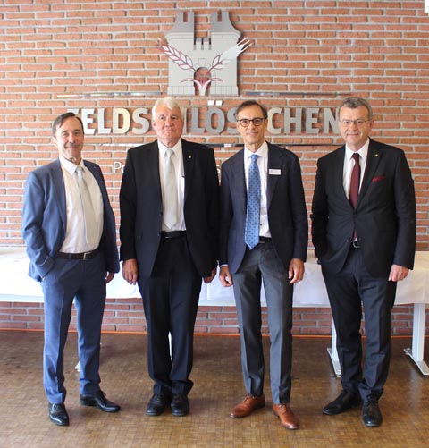 Adi Koch (Hauptpatriarch Eidgenossen-Lager), Jörg Schneider (Obermeister der Waldstadt-Loge), Prof. Dr. med. Peter Messmer (Referent), Franco Mazzi (Stadtammann) (v.l.). Foto: zVg