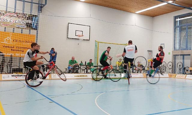 Nick Metzger, Stefan Lützelschwab (weisse Trikots, von links) Foto: zVg