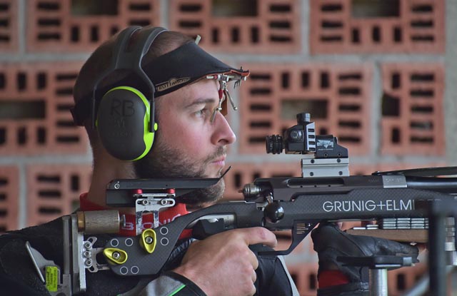Rafael Bereuter hat die Seiten gewechselt: Bis 2021 schoss der Freiämter im Schweizer Nationalkader der 300-m-Gewehrschützen, jetzt ist er beim Europacup in Buchs als Betriebsleiter für die Regionalschiessanlage Lostorf verantwortlich. Foto: wr