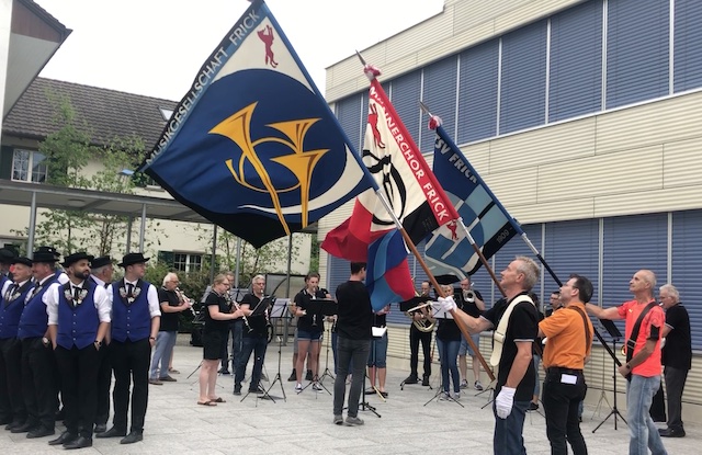 Herzlicher Empfang durch die Vereine von Frick auf dem Gemeindehausplatz. Foto: zVg