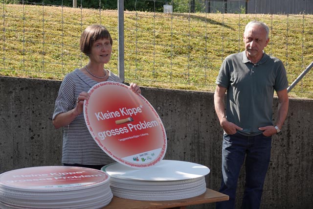 Helene Bigler Brogli und Kurt Bächtold mit den neuen Tafeln, die ein Zeichen gegen das Wegwerfen von Kippen setzen sollen. Foto: Peter Schütz 