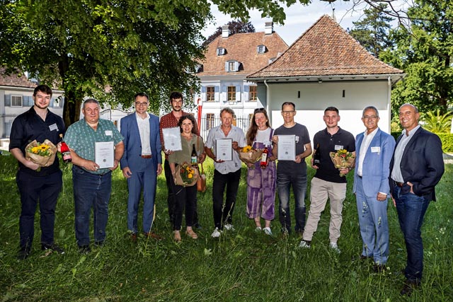 Die Sieger im Schlosspark Ebenrain, umrahmt von Regierungsrat Kaspar Sutter (BS) Dritter v.l. sowie RegierungsratThomas Weber (BL) und Ebenrain-Leiter Lukas Kilcher auf der rechten Seite. Foto: Kenneth Nars. 