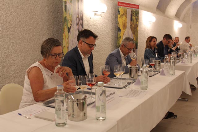  Die Jury beim Degustieren im Gewölbekeller Schloss Ebenrain in Sissach. Links die Landratspräsidentin Lucia Mikeler Knaak, gefolgt von den Regierungsräten Kaspar Sutter (BS) und Thomas Weber (BL). Foto: Brigitte Recher.