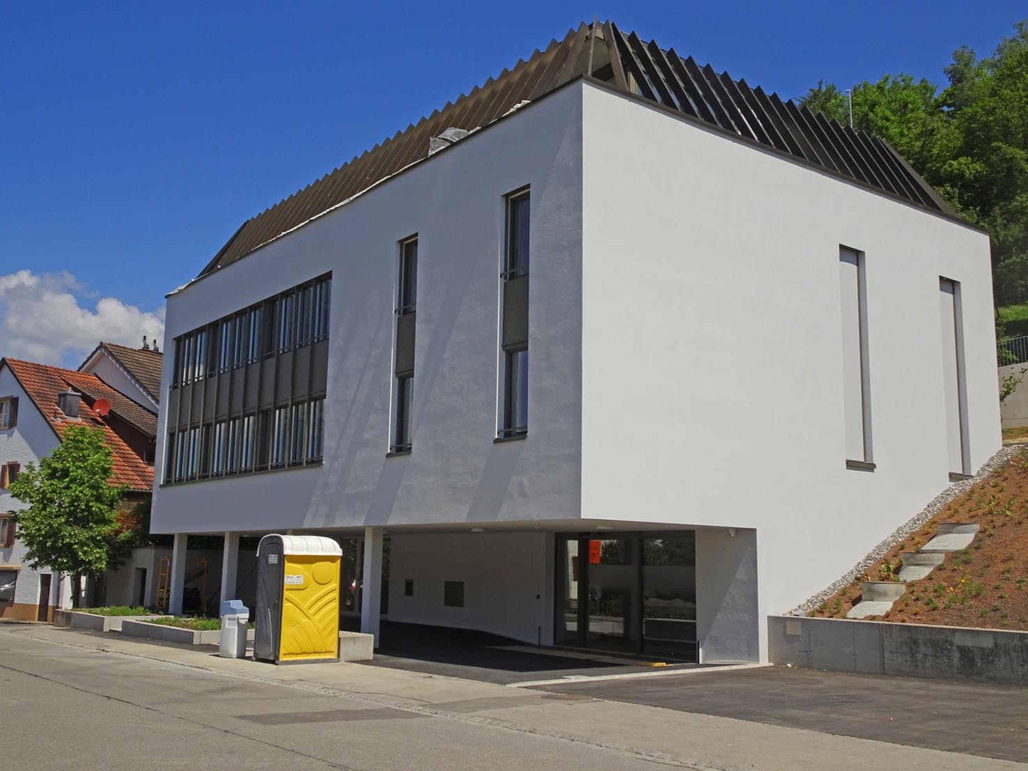 Das sanierte und erweiterte Gemeindehaus, welches nach rund einjähriger Bauzeit wieder bezogen werden konnte. Foto: jw