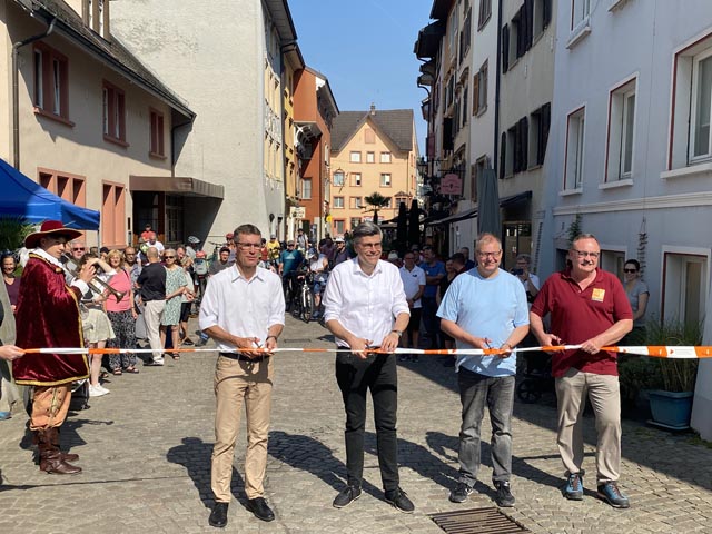 Grossratspräsident Lukas Pfisterer, Landrat Dr. Martin Kistler, Bürgermeister Alexander Guhl und Gerhard Zumsteg (Präsident des Vereins slowUp Hochrhein) beim Durchschneiden des Bandes zur Eröffnung (von links). Foto: zVg 