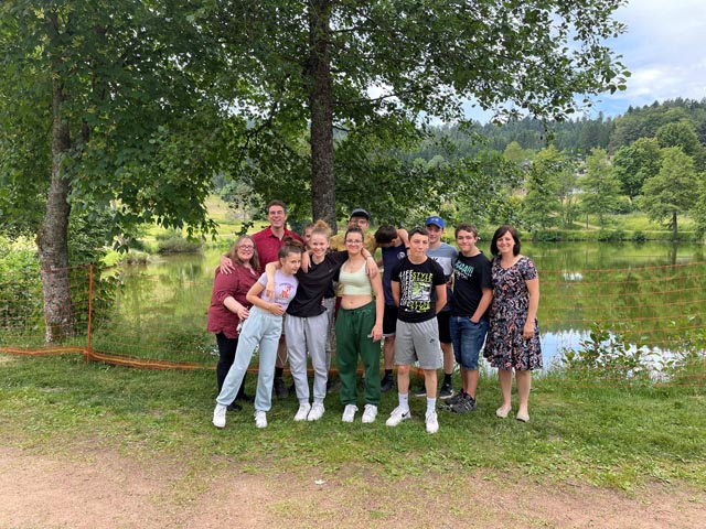 Gruppenbild am Firmweekend: hintere Reihe ganz links Conny Imboden und Berthold Kessler und ganz rechts Simone Küpfer vom Firmteam. Foto: zVg