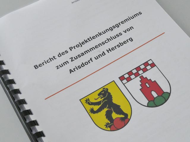 85 Seiten umfasst der Bericht des Projektleitungsgremiums zum Zusammenschluss der Gemeinden Arisdorf und Hersberg. Foto: Jörn Kerckhoff