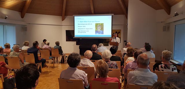  Der neue Pfarrer Mike Koch wurde mit Applaus gewählt. Foto: Barbara Weilenmann