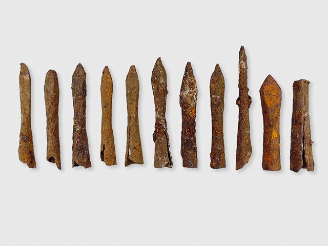 Entdeckt bei der Farnsburg: Geschossspitzen. Fotos: Archäologie Baselland