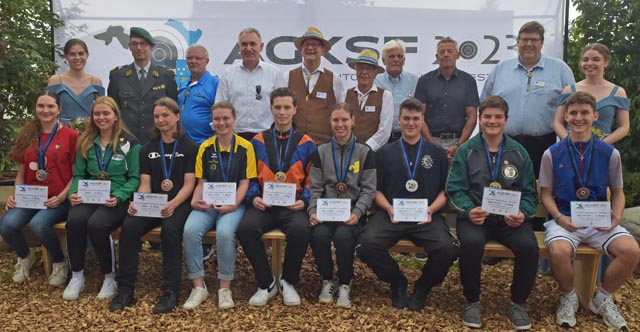 Prominenz und 300-m-Medaillengewinner vereint: (sitzend, von links) Sarah Bizzozero, Maya Imhof, Liam Metzger, Nadja Christen, Dion Smakolli, Sheena Reif, Yamato Mouton, Michael Friedli und Bryan Maric; (hinten) Ehrendame Michelle Ithen, Oberst Adrian Boller, Organisator Peter Jenni, Regierungsrat Alex Hürzeler, OK-Präsident Beat Brun, OK-Vizepräsident Peter Klausner, AGSV-Präsident Peter Gautschi, Polytronic-Vertreter Christoph Koch, AGSV-Vorstandsmitglied Jürg Weber und Ehrendame Lea Wettstein. Foto: wr