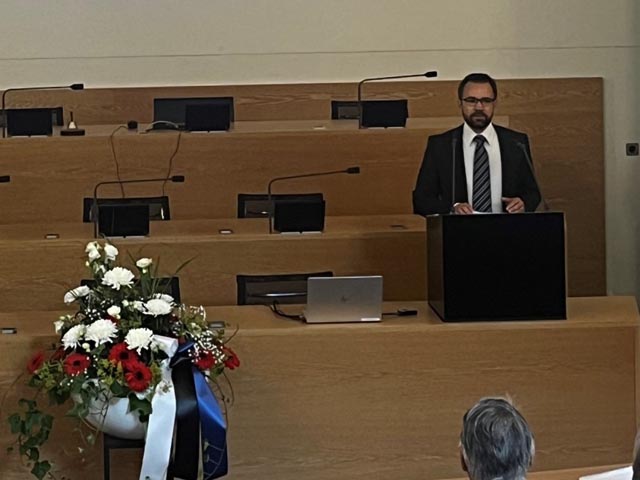 Grossrat und Historiker Dr. Titus Meier skizziert in seinem Referat, wie im jungen Kanton Aargau beispielhaft der Boden beziehungsweise das Fundament bereitet wurde, auf dem schliesslich die Bundesverfassung gedeihen konnte. Foto: Copyright Kanton Aargau