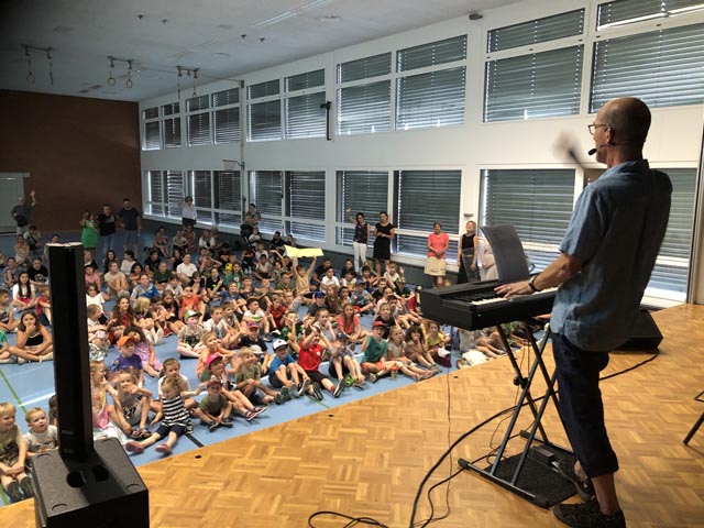 Der Kinderliedermachter Andrew Bond begeisterte die Sissler Kinder. Foto: zVg