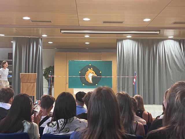 An der feierlichen Staatseröffnung wurde vor den Bürgerinnen und Bürgern von Freaktistan die Landesflagge enthüllt. Foto: zVg 