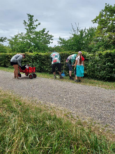 Reinigung der Holzpfosten und Tafeln. Foto: Ulrich Zuber