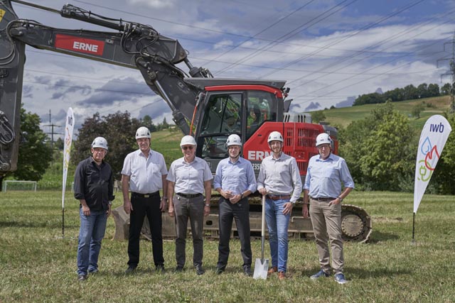Bild (von links): Stephan Rode, Projektleiter Heizzentrale IWB; Daniel Suter, Gemeindepräsident Frick; Ernst Gisin, CEO Stahlton Bauteile AG; Claus Schmidt, CEO IWB; Dominic Festini, Projektentwickler Wärmeverbünde IWB; Bruno Jordi, Leiter Wärmeverbünde Schweiz IWB. Foto: Simon Havlik