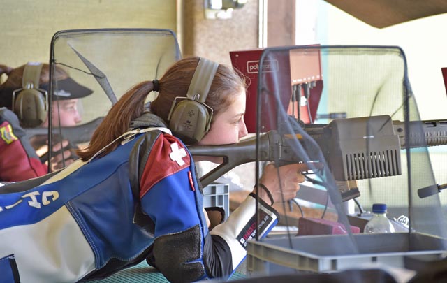Auch eine Aargauer Festsiegerin: Die Frickerin Julia Jehle gewann die Festsiegerkonkurrenz der U21-Junioren mit dem Sturmgewehr 90. Foto: wr