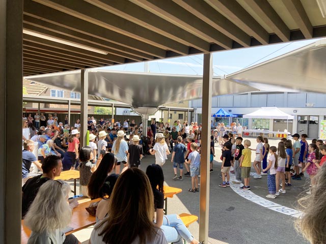 Es wurde kräftig gefestet an der Primarschule Sisseln. Foto: zVg