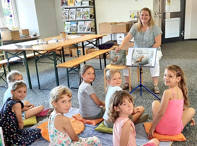 Die Mädchen lauschten gespannt der Geschichte «Henry will gewinnen». Foto: zVg 