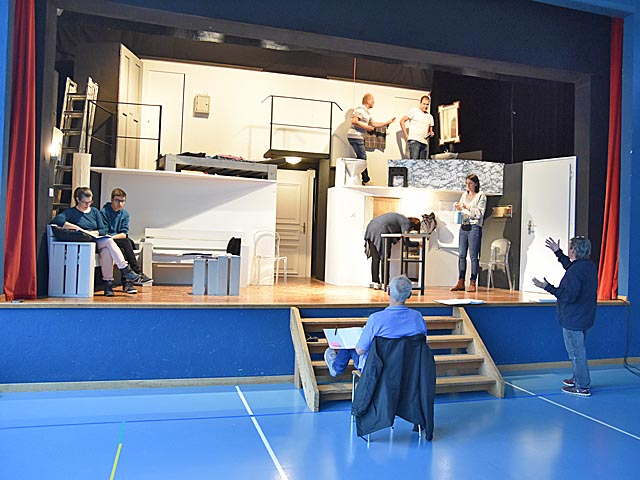 Auf der Hottwiler Bühne wird zurzeit intensiv für das neue Stück «Familiengeschäfte» geprobt. Foto: zVg