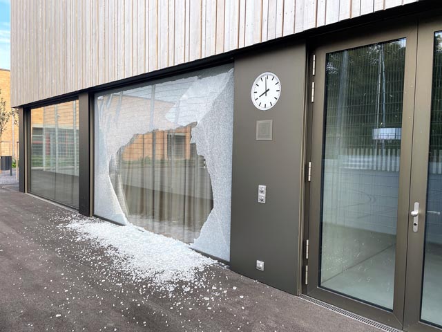 Eingeschlagene Scheibe bei der Dreifachturnhalle Engerfeld. Foto: zVg