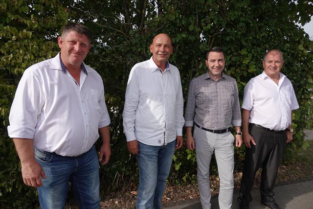 Die Gemeindeammänner Beat Käser, Rainer Schaub, Bruno Tüscher und Stefan Grunder (von links) vor der öffentlichen Bekanntgabe des Umfrageergebnisses.Foto: Peter Schütz