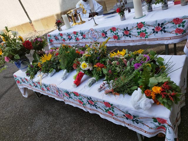 Blumen- und Kräutersträusse. Foto: zVg