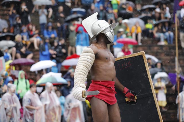 Ein Gladiator wartet auf seinen Auftritt.  Foto: © Augusta Raurica/Matthias Willi