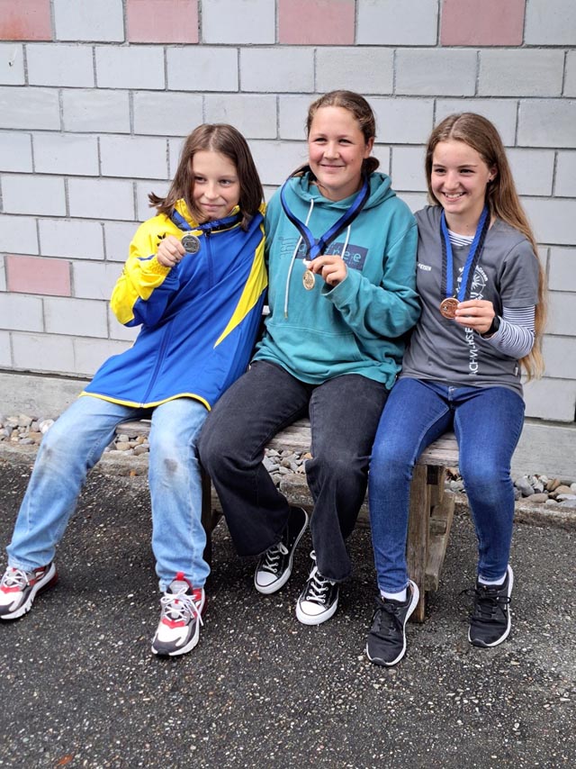  Von rechts nach links: Anja Erdin 3. (Mettauertal), Ria Boss 1.(Gipf-Oberfrick) und Jan Kabakovitch 2. (Muhen). Foto: zVg