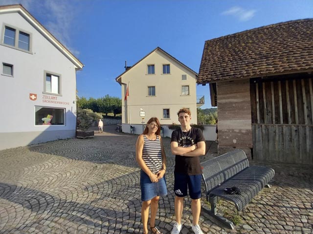 Das Organisationsteam auf dem Festareal: Chantal Eyer und Alessio Porriciello haben innert kurzer Zeit ein ansehnliches Programm auf die Beine gestellt und freuen sich auf viele Besucher am «Unser-Sisslerfeld-Tag» bei der alten Holzbrücke und abends im Saalbau Stein. Foto: zVg