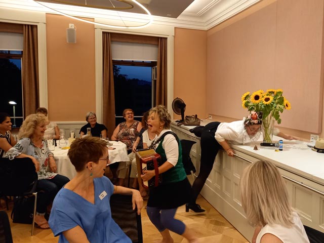 Nicht alltägliche Kellnerinnen in Aktion. Foto: Sibylle Freiermuth