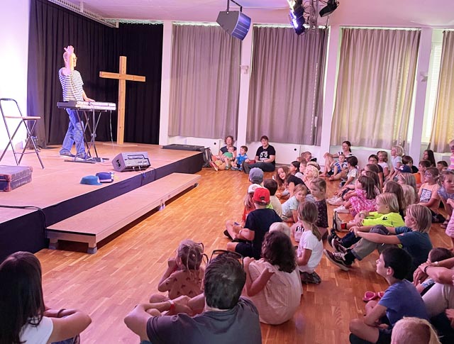 Andächtig lauschten die Kinder den Liedern von Andrew Bond. Foto: zVg