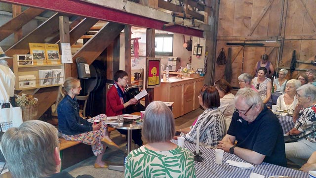 Seraina Sattler und Anna Six lasen im Melihus aus ihrem beeindruckenden Buch «Anders aufgewachsen». Foto: zVg
