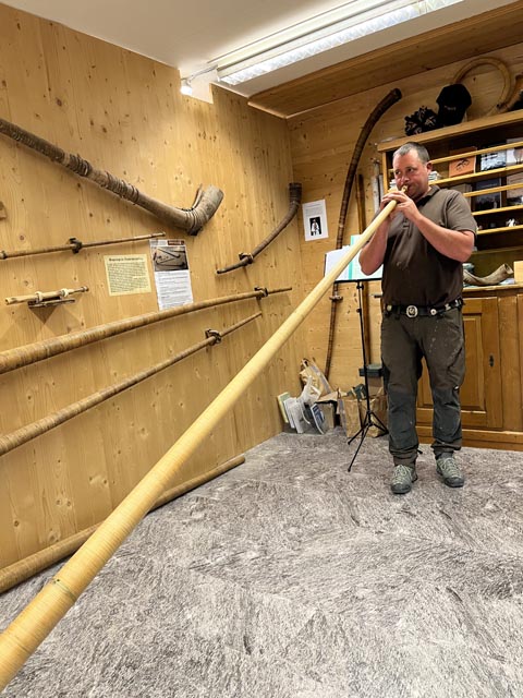 Alphornbauer Heinz Tschiemer. Foto: Georg Hünermann