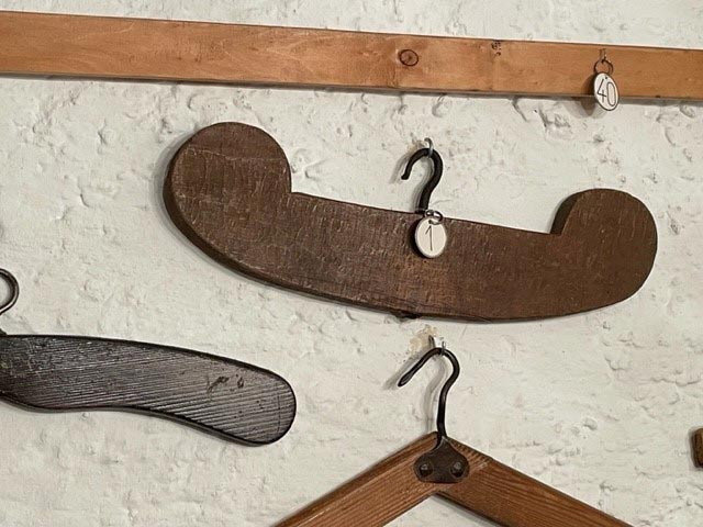 Der älteste Kleiderbügel in der Sammlung. Foto: zVg