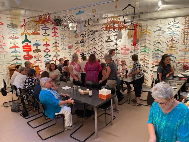 Der Besuch im Kleiderbügelmuseum beeindruckte die Fischingertal-Frauen. Foto: zVg