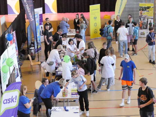 Reges Treiben herrschte bei der Berufsschau «Schule trifft Wirtschaft», die letzten September in der Mehrzweckhalle Fuchsrain in Möhlin stattfand. Foto: Archiv fricktal.info