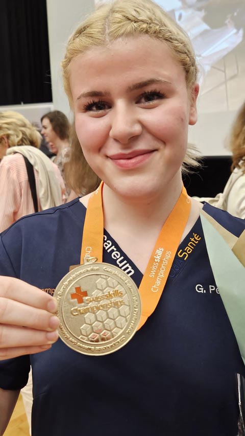 Stolz zeigt Gabriela Petrovic ihre Goldmedaille. Foto: zVg  