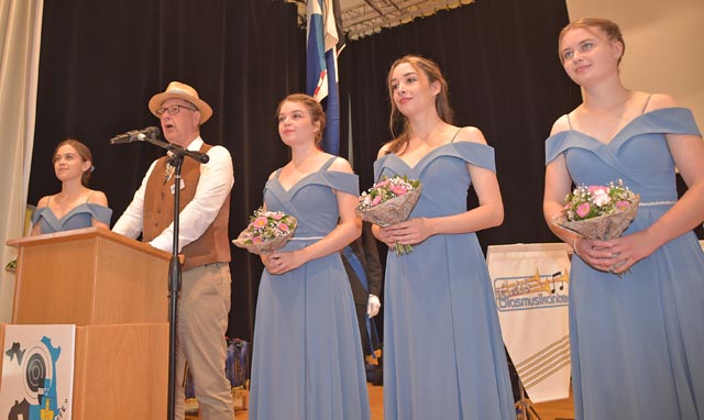 OK-Präsident Beat Brun am Rednerpult, flankiert von den Ehrendamen (von links) Michelle Ithen, Lea Wettstein, Mara Wettstein und Nadja Christen. Foto: wr