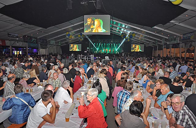 Zusammen mit rund 2000 Genossenschafterinnen und Genossenschaftern sowie der Stimmungsband «Fäascht­bänkler» feierte die Raiffeisenbank Regio Frick-Mettauertal ihr 100-Jahre-Jubläum.Foto: Jörg Wägli